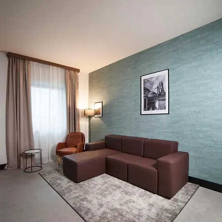 Radisson Naples فندق نولا