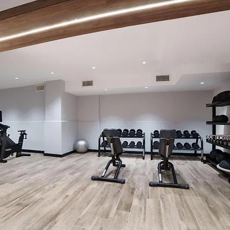 מלון Radisson Naples 4*