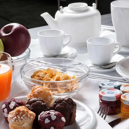 Radisson Naples فندق