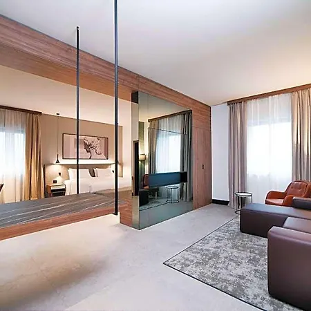 Radisson Naples نولا