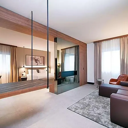 فندق Radisson Naples 4*
