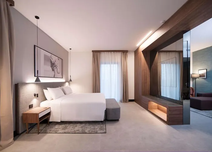 Radisson Naples فندق نولا
